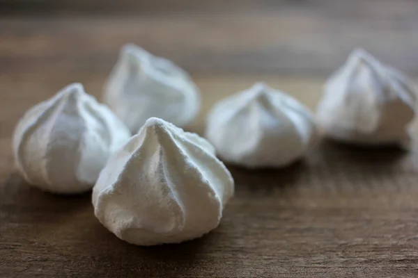 Primer Plano Del Merengue Una Mesa Malvaviscos Sobre Fondo Madera — Foto de Stock