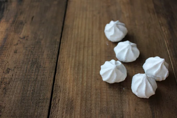 Pendekatan Meringue Atas Meja Marshmallow Dengan Latar Belakang Kayu Salin — Stok Foto