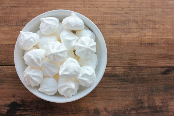 Pendekatan Meringue Pada Piring Putih Marshmallow Pada Latar Belakang Meja — Stok Foto