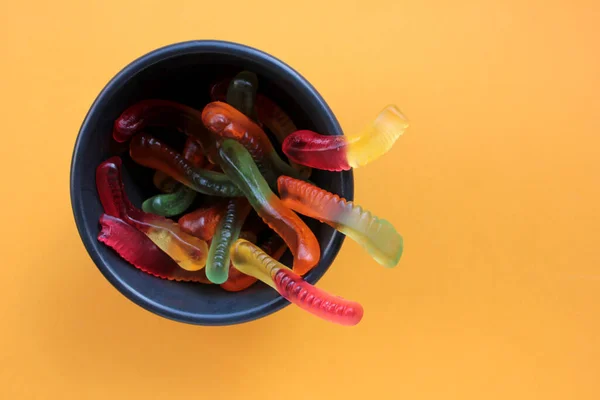 Vermi Gommosi Halloween Una Ciotola Colorate Caramelle Forma Vermi Gelatinosi — Foto Stock