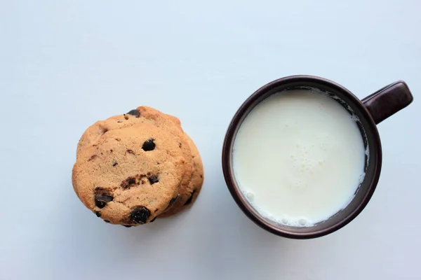 Egy Csésze Friss Tej Házi Csokis Keksszel Fehér Háttérrel Egészséges — Stock Fotó