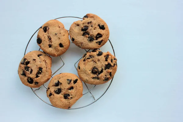 Galletas Chocolate Recién Horneadas Sobre Fondo Blanco Vista Desde Arriba — Foto de Stock