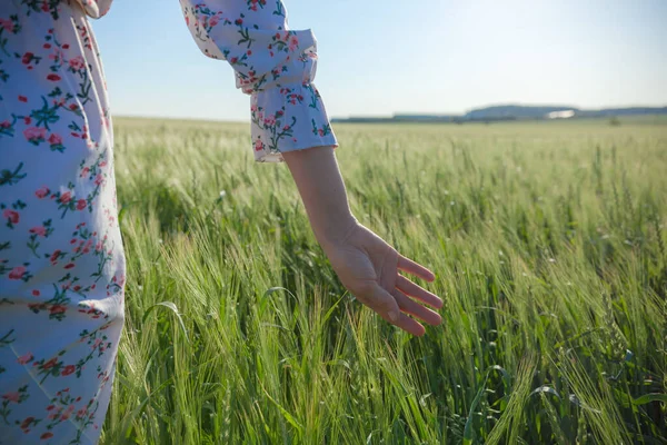 Womens hand vidrör öronen på gården fältet — Stockfoto