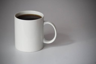 Logo için beyaz kahve ve ofis masasının arka planında tasarım baskısı. 