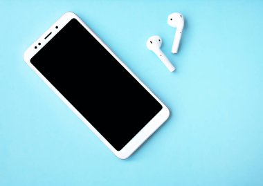 Mavi arka planda hava kapsüllü akıllı telefonun yakın plan görüntüsü.