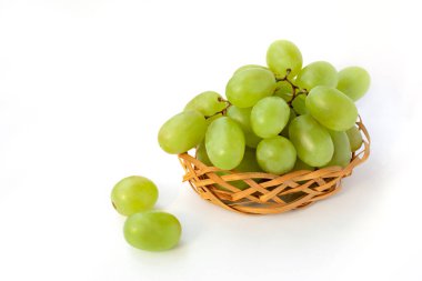 Beyaz arkaplanda yeşil üzümler