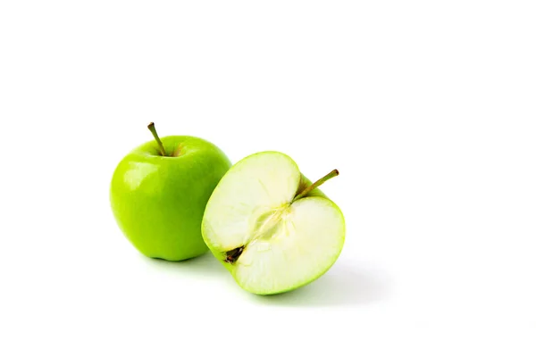 Reifer Grüner Apfel Mit Halb Isoliertem Weißem Hintergrund — Stockfoto