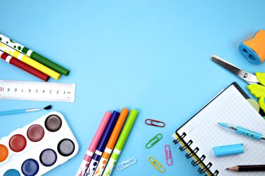 Okul eşyaları mavi arka planda. kırtasiye