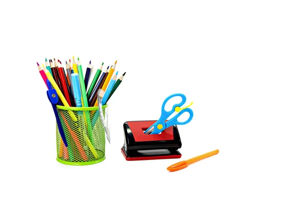 Kırtasiye malzemeleri. Beyaz izole arkaplanda delik delikli kalemler ve makas