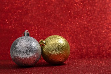 Parlak kırmızı Noel arkaplan topları ile tebrik kartı