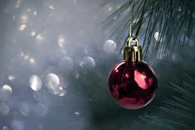 Bokeh arka planında kırmızı top olan yılbaşı kartı.