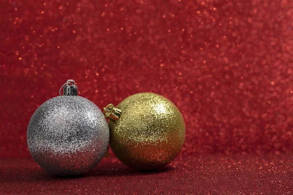 Parlak kırmızı Noel arkaplan topları ile tebrik kartı