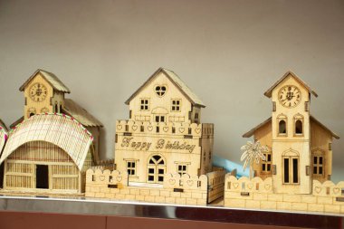 Ahşap ve parteksten yapılmış güzel bir el işi.