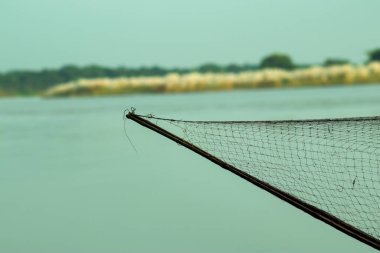 Balıkçılık ağı Gorai nehrinde bir tekneyle balık yakalayıp hazırlıyor.