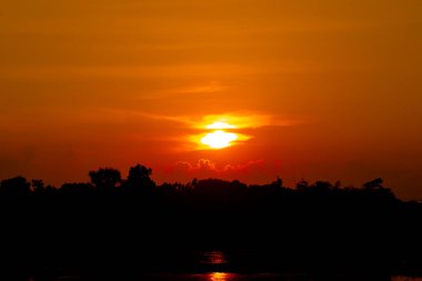Güzel bir gün ve gölün üzerinde altın bir gün batımı Günün sonunda