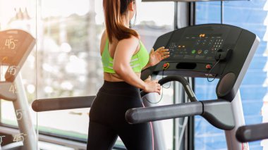Koşu bandında spor salonunda koşan kadınlar. Egzersiz, spor, spor ve sağlıklı yaşam tarzı. Sağlıklı yaşam kavramı.