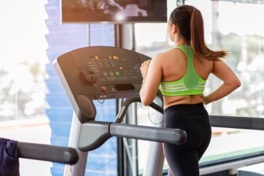 Koşu bandında spor salonunda koşan kadınlar. Egzersiz, spor, spor ve sağlıklı yaşam tarzı. Sağlıklı yaşam kavramı.