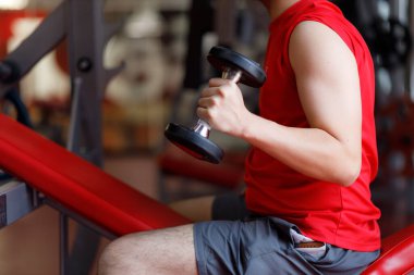 Spor salonunda spor yapan şişman sporcular halterlerini kaldırıyor. Erkek beslenme tarzı konsepti, karın kaslarını zayıflatmak ve sağlıklı karın kaslarını geliştirmek için..