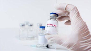 Coronavirus aşısı COVID-19 'un geliştirilmesi ve yaratılması. Coronavirus Aşı Kavanozu. Doktor Beyaz Aşı Kavanozu 'nun elinde. Koronavirüsle mücadele aşısı. Sağlık ve Tıp Konsepti.