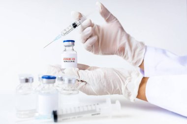 Coronavirus aşısı COVID-19 'un geliştirilmesi ve yaratılması. Coronavirus Aşı Kavanozu. Doktor Beyaz Aşı Kavanozu 'nun elinde. Koronavirüsle mücadele aşısı. Sağlık ve Tıp Konsepti.