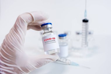 Coronavirus aşısı COVID-19 'un geliştirilmesi ve yaratılması. Coronavirus Aşı Kavanozu. Doktor Beyaz Aşı Kavanozu 'nun elinde. Koronavirüsle mücadele aşısı. Sağlık ve Tıp Konsepti.