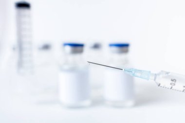 Aşı ve şırınga. Corona virüsü enfeksiyonuna karşı önleme, aşılama ve tedavi için kullanılır (yeni Coronavirus hastalığı 2019, COVID-19, nCoV 2019). Tıp bulaşıcı kavramı.