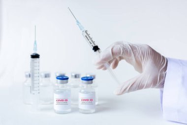 Coronavirus aşısı COVID-19 'un geliştirilmesi ve yaratılması. Doktor şırıngası elinde Coronavirus aşısı konsepti. Koronavirüsle mücadele aşısı. Sağlık ve Tıp Konsepti.