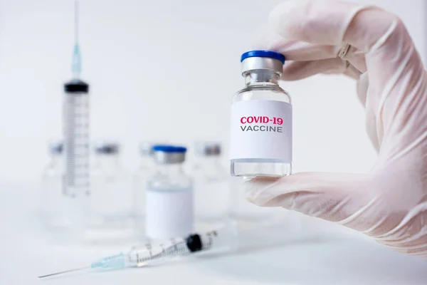Coronavirus aşısı COVID-19 'un geliştirilmesi ve yaratılması. Coronavirus Aşı Kavanozu. Doktor Beyaz Aşı Kavanozu 'nun elinde. Koronavirüsle mücadele aşısı. Sağlık ve Tıp Konsepti.