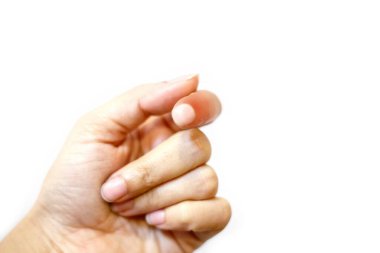 Yakından bakınca güzel bir kadının sol işaret parmağında ağrı var. Parmak beyaz arka plandaki bir kadına zarar verir. Acı konsepti, ofis sendromu..