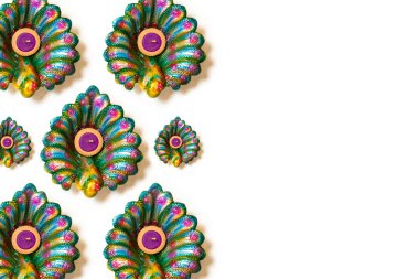 Mutlu Diwaliler - Dipavali sırasında Clay Diya lambaları yandı, Hindu ışık festivali kutlaması. Beyaz arka planda renkli geleneksel gaz lambası diya. Metin için alanı kopyala.