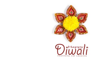 Mutlu Diwaliler - Dipavali sırasında Clay Diya lambaları yandı, Hindu ışık festivali kutlaması. Beyaz arka planda renkli geleneksel gaz lambası diya. Metin için alanı kopyala.