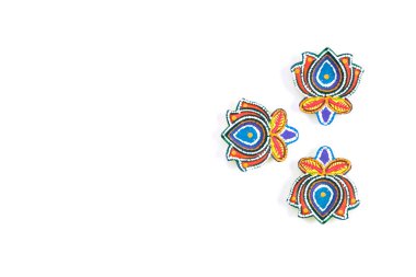 Mutlu Diwaliler - Dipavali sırasında Clay Diya lambaları yandı, Hindu ışık festivali kutlaması. Beyaz arka planda renkli geleneksel gaz lambası diya. Metin için alanı kopyala.