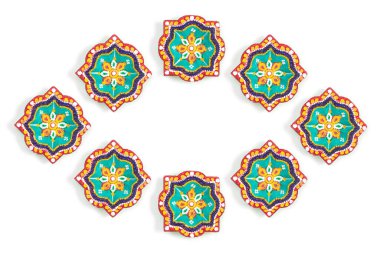 Mutlu Diwaliler - Dipavali sırasında Clay Diya lambaları yandı, Hindu ışık festivali kutlaması. Beyaz arka planda renkli geleneksel gaz lambası diya. Metin için alanı kopyala.