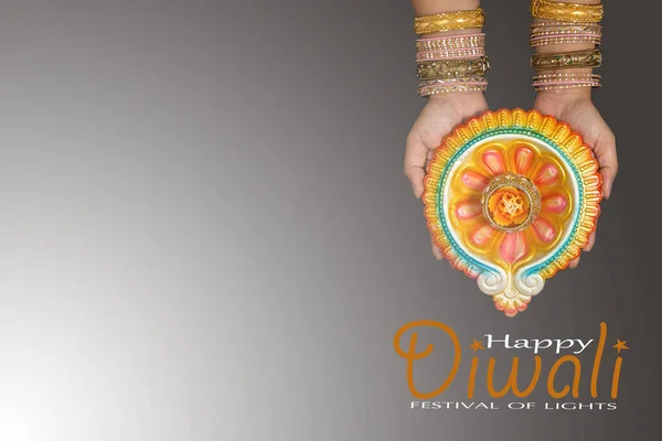 Happy Diwali Vrouw Handen Met Henna Houden Aangestoken Kaars Geïsoleerd — Stockfoto