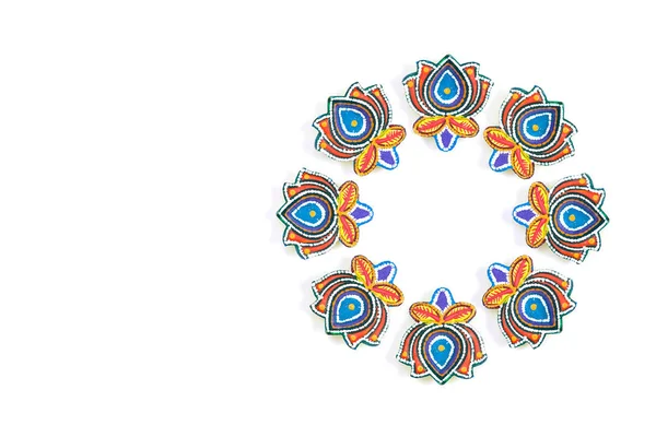 Mutlu Diwaliler - Dipavali sırasında Clay Diya lambaları yandı, Hindu ışık festivali kutlaması. Beyaz arka planda renkli geleneksel gaz lambası diya. Metin için alanı kopyala.