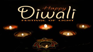 Mutlu Diwaliler - Dipavali sırasında Clay Diya lambaları yandı, Hindu ışık festivali kutlaması. Koyu arka planda renkli geleneksel gaz lambası diya. Metin için alanı kopyala.