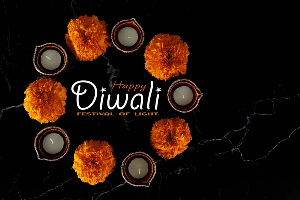 喜庆的Diwali Clay Diya灯在Dipavali期间点亮鲜花 庆祝印度教灯节 色彩艳丽的传统油灯底色 文本的复制空间 — 图库照片