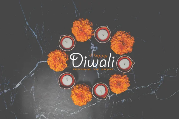 Happy Diwali Clay Diya Lampen Beleuchtet Während Dipavali Mit Blumen — Stockfoto