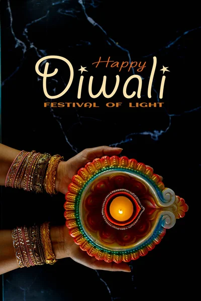 Happy Diwali Vrouw Handen Met Henna Houden Aangestoken Kaars Geïsoleerd — Stockfoto