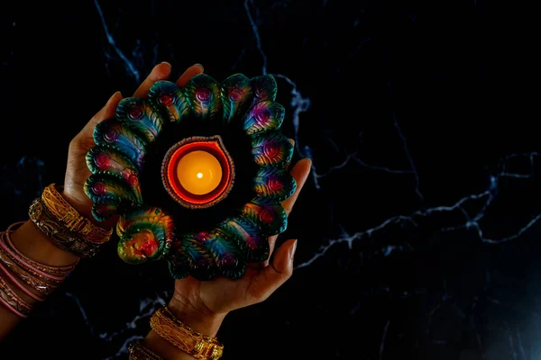 Happy Diwali Mâini Femeie Henna Care Ține Lumânarea Aprinsă Izolată — Fotografie, imagine de stoc