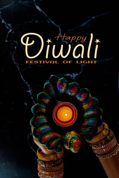 Happy Diwali Kvinnliga Händer Med Henna Håller Tända Ljus Isolerad — Stockfoto