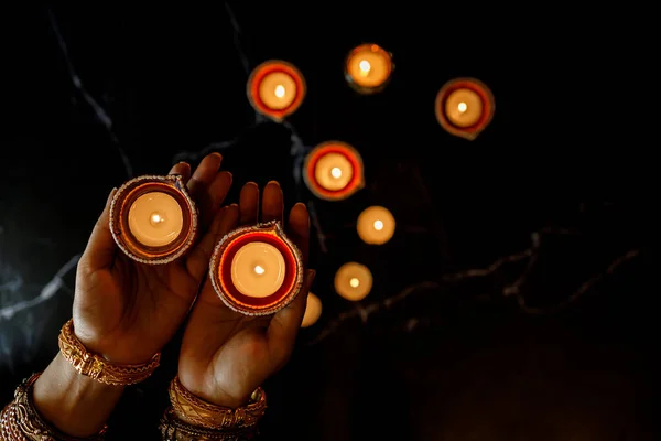Счастливый Дивали Женщина Руки Хной Держа Зажженную Свечу Изолированы Темном — стоковое фото