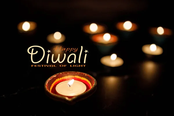 喜庆的Diwali Clay Diya灯在Dipavali 印度教灯节庆祝期间点亮 色彩艳丽的传统油灯底色 文本的复制空间 — 图库照片