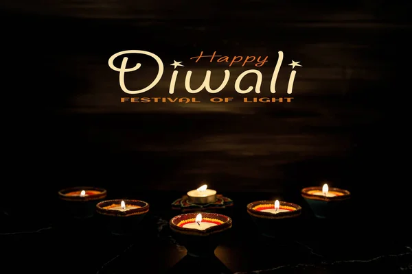 喜庆的Diwali Clay Diya灯在Dipavali 印度教灯节庆祝期间点亮 色彩艳丽的传统油灯底色 文本的复制空间 — 图库照片