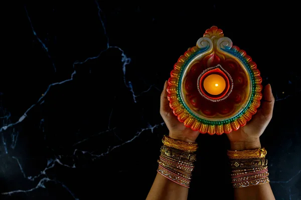 Mutlu Diwali Kınalı Kadın Elleri Koyu Arka Planda Izole Edilmiş Stok Resim