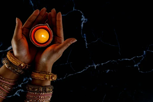 Mutlu Diwali Kınalı Kadın Elleri Koyu Arka Planda Izole Edilmiş Stok Resim