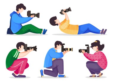 Farklı pozlardaki fotoğrafçılar beyaz arka planda yüksek çözünürlüklü kamerayla fotoğraf çekiyorlar.