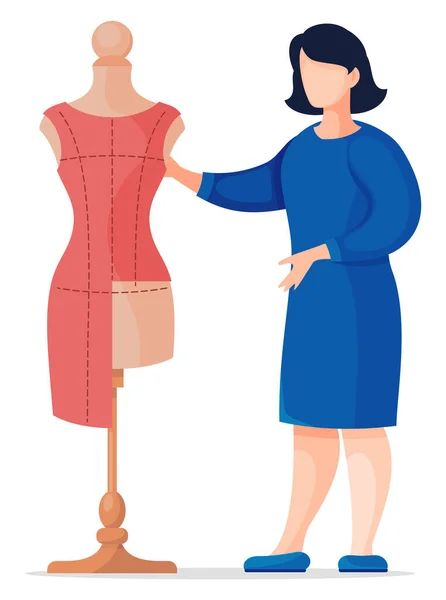 Femme styliste en robe bleue debout près du mannequin avec robe inachevée, personnage de dessin animé plat — Image vectorielle