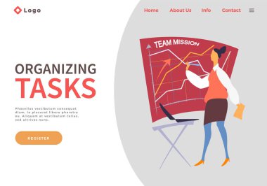 Grafikler ve çizimler ile tahtaya yakın duran iş kadını, dizüstü bilgisayarlı masa, görevleri düzenleme