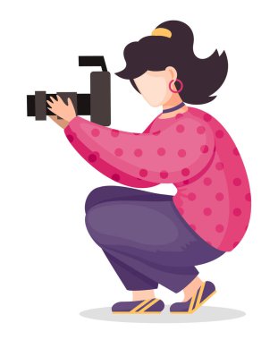 Kız fotoğrafçı yüksek çözünürlüklü kamera ve vektör karakter önünde fotoğraf çektiği için çömelmiş.